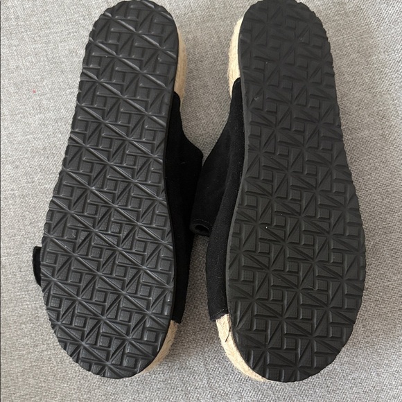 Haute Hippie Black Sandals with Gold Accents nwot - Picture 4 of 6